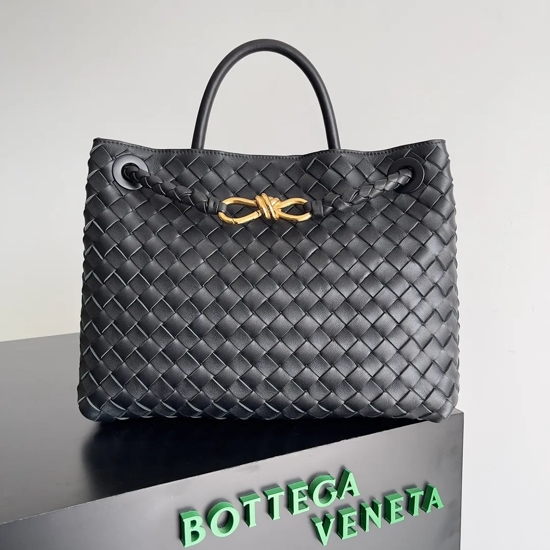 The 2023 new Andiamo batch of 2260 BV has been shipped‼ ️Really popular🔥The new Andiamo woven handbag launched by Bottega Veneta this season is really popular all over the world! ! Celebrities at home and abroad have worn it, and Oscar-winning actress Michelle Yeoh has taken it out on the street. Song Jia, Trai Yara, Yu Feihong, Sanji Ayaka, Rosie Hunting-Whiteley, Yoshioka Riho, etc. have all picked up this bag. It is classic and versatile, showing off its temperament, and the bag capacity is also large, which is very convenient for daily commuting! ! A variety of carrying methods, the shoulder straps can be adjusted by yourself, the original lambskin feels soft and delicate, and the unisex style breaks the gender boundaries and brings a more practical and long-lasting use experience. Andiamo, which has both elegant and casual styles, perfectly interprets the true appearance of "fashionable old money style". Style number: 743572 Size: 32*24*12